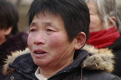 2012年12月26日10时35分,郑州忽现彩虹。正在人民广场纪念毛泽东诞辰119周年的人们,高喊毛主席万岁!