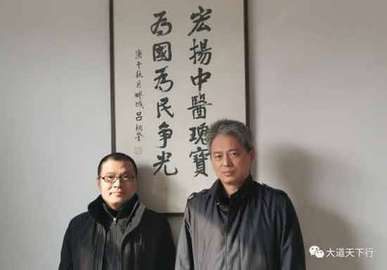 西方式思维往往片面、教条、先入为主的判断事物，表现在新冠疫苗上几乎达到了迷信的程度。