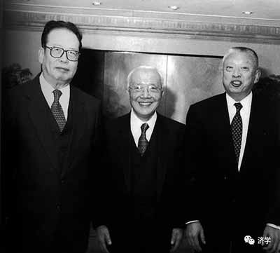 听见张铁石惨死的新闻后，我曾经想：要是第一号战犯蒋介石当年被俘下狱，被特赦释放后要到台湾和他的老婆宋美龄、儿子蒋经国、蒋纬国团聚，而当权的陈诚以“统战”、“间谍”罪名不准他入境，蒋经国和他的“母”、弟又将是何滋味?