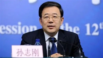 许老板们雇佣的经济学家,更是正心正念义正词严,仿佛不支持许老板这么没完没了的借钱,中国民营经济就做不了几个俯卧撑了,身子沉下去就再上不来了。
