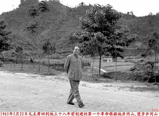 共和国的核心在北京，但民心永远藏在韶山。珍贵的月壤只是一个开始，我们民族的上限很难去估量，只希望不论飞得多高，都不要忘记自己来时的路。