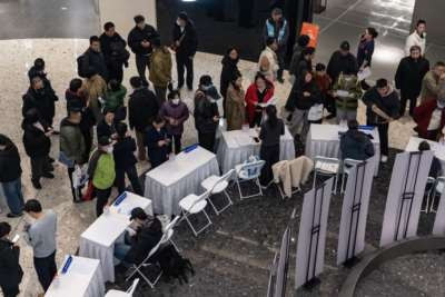 事缘农业农村部11月13日在云南楚雄召开一场工作会议,重点讨论全国乡村工匠培育暨脱贫人口务工就业“两稳一防”。“两稳一防”指的是稳定脱贫人口务工规模、稳定其务工收入,防止因失业导致规模性返贫。这是早报网的系列报道可供参考阅读。