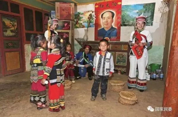 毛主席是我党我军我国各族人民敬爱的伟大领袖:这是公认的,对不对?