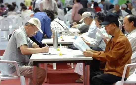 当我们自嘲打工人的时候，日本遍地都是七八十岁的资深打工人