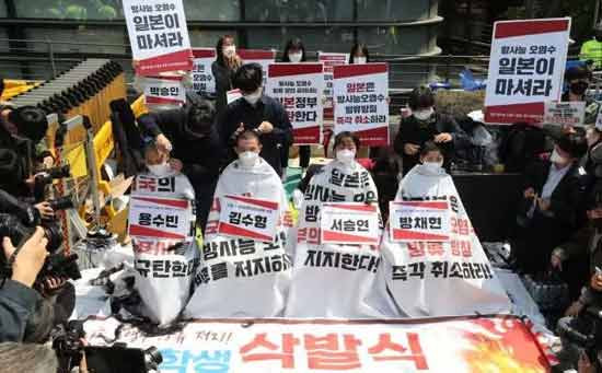 韩国大学生使馆门前削发抗议；日本非营利组织反对排污入海
