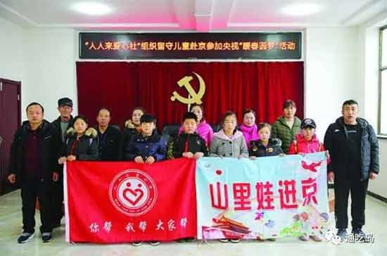 小资产阶级既狠不下心来接受这一切不合理，又不敢去想改变的事情。所以在面对底层苦难的时候，他们常见的表现就是，觉得可怜（甚至会流泪），做一些施舍性的捐赠，然后便不再想这件事。