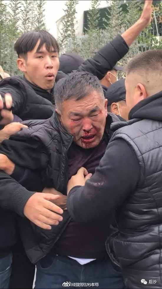 吉尔吉斯斯坦国家虽小，但NGO密度为世界最高。总人口不过637万，NGO却有5000-10000家，平均一千人就有一个NOG。慈善的、公益的、人权的、环保的、动保的、女权的、宗教的……你能想到的都有，口号都是美好、温暖、感人的。
