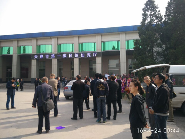 新心按语:2016年4月24日网友自发地通过网络默哀悼念艾跃进教授,通过这次悼念活动,更能激发广大网友关心时政,关心中华民族的前途,热爱社会主义。更能让社会公平正义,社会主义道路复兴的梦想一定能够实现!