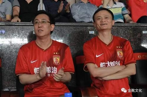 “伴随着帝国主义和中国民族工业的矛盾而来的,是中国民族工业得不到帝国主义的让步的事实,这就发展了中国资产阶级和中国工人阶级之间的矛盾,中国资本家从拚命压榨工人找出路,中国工人则给以抵抗。”