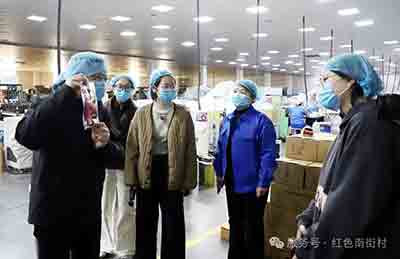 中央（含驻豫）全媒体记者采访团采访河南省南街村