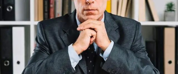 持有股票的打工仔本质上仍是劳动者而非资本家，因为阶级划分的关键在于是否通过资本剥削他人谋生，而不在于是否拥有少量资本符号。