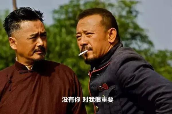 黄四郎掏出一颗地雷时,就说过这种地雷只有两颗,一颗在1910年的时候爆炸了,而另外一颗便在他的手里,这佐证了黄四郎的身份并不是那么简单,他就是革命的获益者,可为什么这样获益者最终却开了历史的倒车呢?打倒了一个黄四郎,另一个黄四郎又起来了,周而复始。而这个新的黄四郎,正是当初打倒黄四郎的那个人。张麻子不信邪,想跳出这个怪圈,他要阻止社会在这个怪圈里轮回。