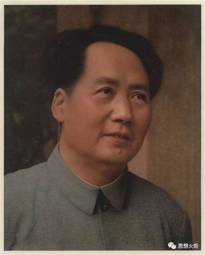 毛泽东在《〈湘江评论〉创刊宣言》《民众的大联合》等文章中系统论述了“民众的大联合”思想,反映了青年毛泽东对国家前途命运的深刻思索。毛泽东指出,民众的大联合是改造国家和社会的根本方法,要反抗强权者、贵族和资本家的剥削压迫,民众就必须联合起来。民众能够实现大联合的可能性,一方面在于人数上的优势,另一方面则是平民逐渐掌握了知识、金钱和武力;在共同利益的驱使下,平民能够组成各行各业的小联合,并以民众小联合