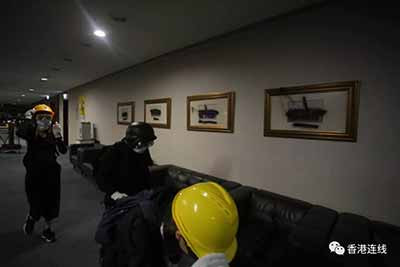 暴徒攻立會 全城憤怒 警隊凌晨平亂