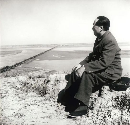 在中国始终有一批人想走资本主义道路,他们不要共同富裕,只想让少数人先富起来。总梦想让中国成为资本主义国家,期望中国能像欧洲的英法徳和日本那样,成为发达的资本主义国家。然而,这只能是做梦!