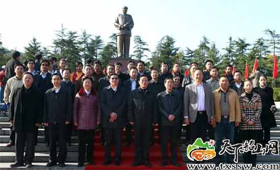 西藏山南党政代表团来到韶山，毛主席是西藏人民的大救星！