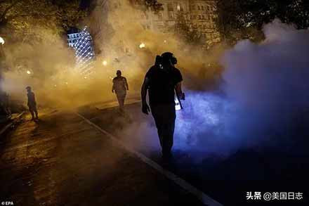 让我们重温上世纪六十年代毛泽东主席支持美国黑人抗暴斗争的声明，认清本质，坚定决心，鼓舞斗志，行动起来，给予美国人民反抗种族歧视的正义斗争以强大的声援！