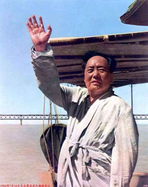 这就是中国人民永远爱戴毛主席的最重要的原因:他没有“我”,他把自己的一切都献给了中国人民的解放事业!