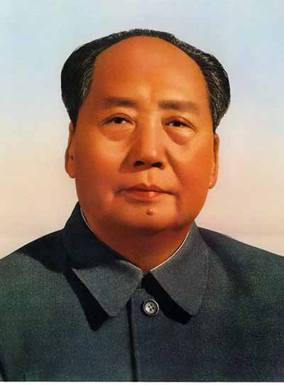 矛盾是普遍的、绝对的,矛盾的斗争性也是普遍的、绝对的,自然界如此,社会现象也是如此。共产党员坚持马克思主义,坚持社会主义,坚持真理,坚持正义就必须讲斗争精神、“斗争哲学”。