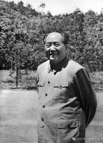 既得利益阶群的飞扬跋扈,不论是居高临下指点群众,还是趾高气扬拒绝批评,亦或是私有制下慕强与拜金共同催生反动抱团与圈子文化,本质都是权力运行秩序发生质变后,诸领域的资本主义生产关系所催生的产物。