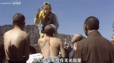 庙里的泥塑木偶,看来庄严肃穆,但你喊他他不听,拜他他不灵,你把他推倒、打烂,他也没有什么反应......还不如“齐天大圣”留下的故事管用。
