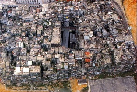 报告称，香港将在面积达300平方公里的都会区新建住房92万套，满足容纳250万人的住房需求，另外还要新建33万套公租房，给低收入人群解决住房问题。