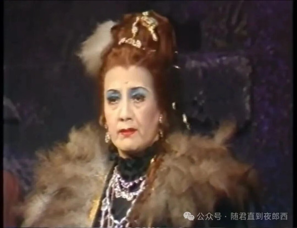 资本主义社会是私有制的最高和最后的形式。是商品的集大成的社会。所有的一切全部都商品化:劳动力、学历、名誉、才能、智识、良心、生产的产品、人本身……所有的这一切都要有可供利用和赚取利润的价值,两手空空的人们都要让自身所拥有的这些东西能够卖出去,从而获得维持生存的微薄的生活资料赖以过活。