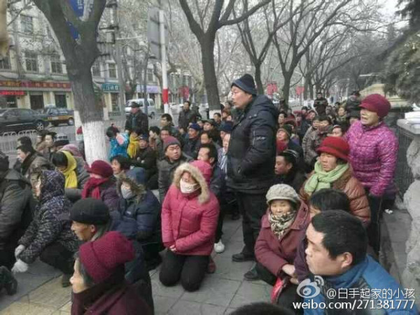 山东邹城市西故村200余村民到市政府下跪抗议村书记贪腐