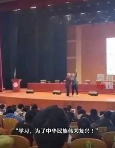 “名师”演讲学生抢麦这件事,极有可能成为中国教育发展过程中的一个标志性事件。