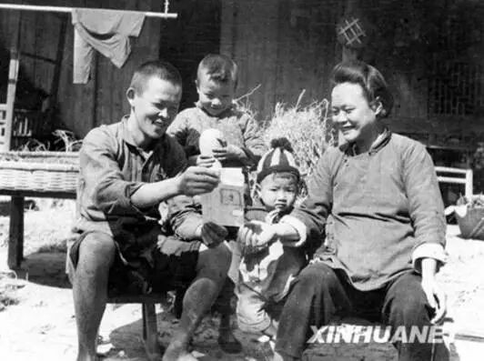 当代西方已然抛弃了传统意义上的资产阶级民主。西欧、美国，以及情况较为特殊的日本等传统西方民主国家，纷纷进入了我所定义的“极权主义制度” 发展阶段。当前西方社会已不存在真正的民主制度，取而代之的是高度集中的垄断权力体系。