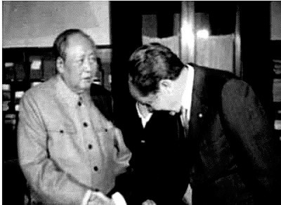 只要经济是政治的基础，只要政治是经济的集中反映，美国就绝对不会放弃对经济的干预，并把经济手段运用到国际政治斗争上来。