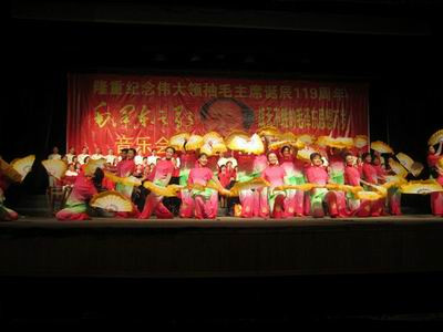 2012年12月26日被人们称呼为“中国红歌总司令戴诚”唱出“毛泽东之歌”,让人热血沸腾、让人情不自禁泪水不断模糊眼睛。