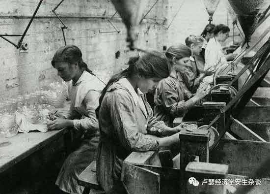 分产到户以后,小农经济重新回潮。这种经济基础为封建势力的回潮,提供了条件。于是,黑奴工、买卖妇女这些封建残余,又在个别地区死灰复燃。当年套在西藏农奴身上的锁链,重新套在了某些地区的妇女脖子上。