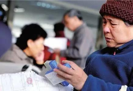 推进健康中国建设,是我们党对人民的郑重承诺,无论社会发展到什么时候,都要毫不动摇地把公益性写在医疗卫生事业的旗帜上。这是广大医疗卫生工作者的共同心声,也是卫生行政部门和医疗卫生工作者的责任。为了人民的根本利益,一定要守住医疗卫生公益性这条底线。