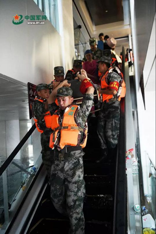 子弟兵星夜驰援！郑州阜外医院近5000被困人员成功脱险