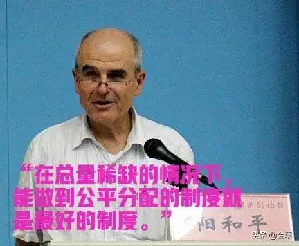 “票证制度”使中国由建国时的4亿多人口增长到1980年时的近10亿人口。它伴随着中国的全面工业化,逐渐退出了历史舞台。 这里需要强调的是,凭票购买的是“平价物品”。也就是说,买到的都是由国家进行了补贴的物品。在票证制度以外,始终存在着“议价市场”。也就是说不存在“有钱买不到东西”的现象。