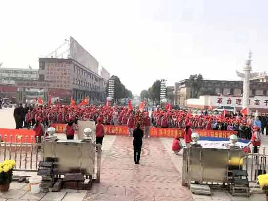 4000多名师生到南街村研学，向毛主席宣誓：为共产主义事业贡献力量