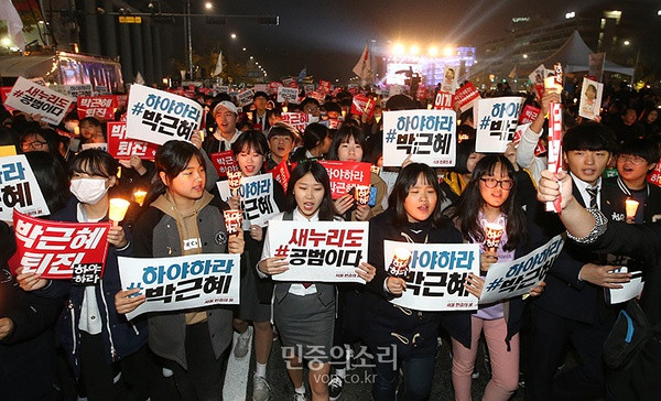 南朝鲜30万人倒朴 游行学生：成立革命政权