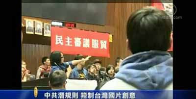 如果有人在国土、主权完整问题上做手脚、煽阴火、玩小动作,我们听之任之,大事化小,小事化了,不追究,不较真,请问对得起我们的祖先么?对得起无数人民英雄的在天英灵么?