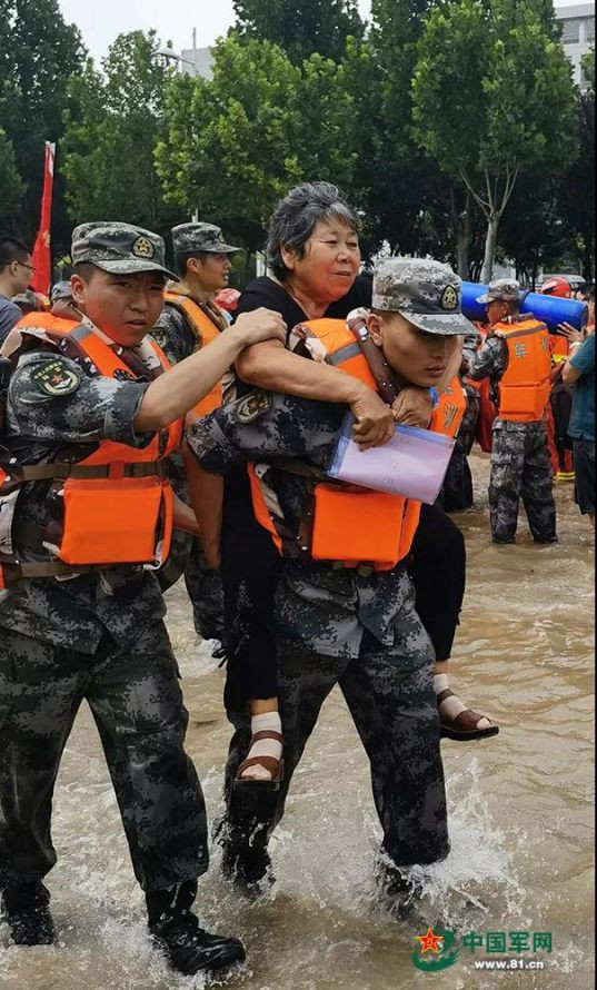 子弟兵星夜驰援！郑州阜外医院近5000被困人员成功脱险