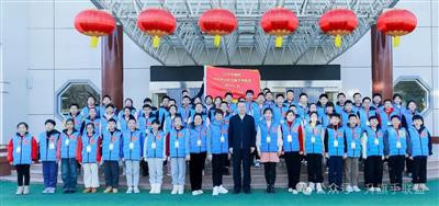 很高兴看到升旗有人,国旗文化传承有人!