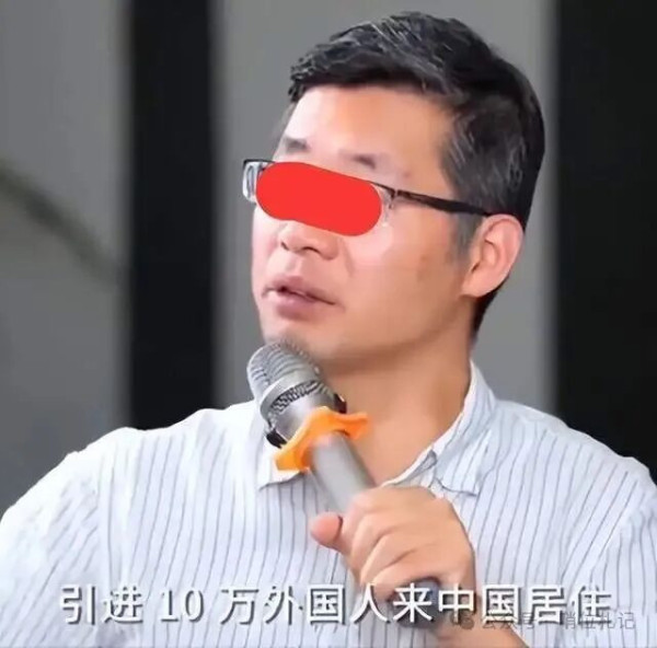 郑毓煌们跪得太久了，看谁都矮。可他们忘了——跪着的人看谁都矮，不是因为别人矮，是因为他自己跪着。他们以为自己在俯视众生，实际上，他们只是把自己摆到了一个滑稽的位置上。一个跪着的人指着站着的人说“你矮”——这大概是世上最可笑的笑话了。