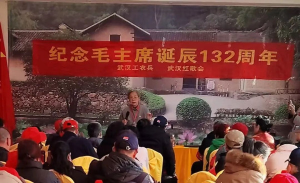 面面红旗汇广场 朵朵红花心向阳
