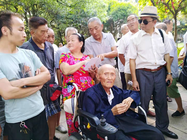 江西人民祭奠毛主席逝世43周年