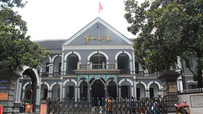 我1894年3月生于湖南，晚于毛泽东同志诞生3个月又21天。1915年，我考取湖南省立第一师范学校时，毛泽东同志已念完二年级。他在第八班，我在第十三班。从此，我认识了毛泽东同志。在他的教育熏陶下，我懂得了革命道理，追随毛泽东同志参加了革命活动。今天回想起来，这是我一生中不能忘掉的光荣历史。毛泽东同志是恩师，他指引我走上了革命道路。