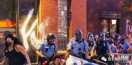 让我们重温上世纪六十年代毛泽东主席支持美国黑人抗暴斗争的声明，认清本质，坚定决心，鼓舞斗志，行动起来，给予美国人民反抗种族歧视的正义斗争以强大的声援！