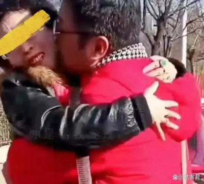 政治的进步和落后,关乎着人心向背,也关乎着政党在民众心目中的地位浮沉,一个先进的政党是具有自洁功能的,如果失去了自洁功能,也就意味着失掉了先进性。