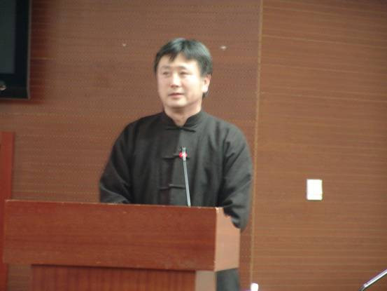 与会者深情缅怀毛主席的丰功伟绩,热情讴歌毛泽东思想,从不同角度纵情抒发对伟大领袖毛主席的深切怀念之情。
