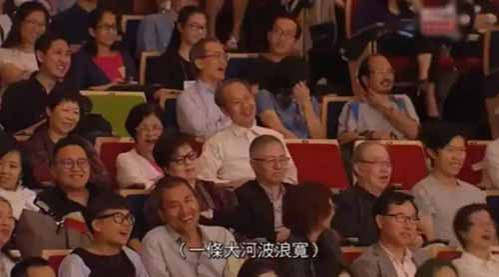 龙应台女生终究是闲不住，又开始对香港指手画脚，发表她的“高见”了。 她说“香港是花园地上的一颗鸡蛋”，把香港暴徒的行为，称为对“官方暴力”的反抗，把他们偏激、愚蠢、被利用的暴力，渲染出了“以卵击石”反抗暴政的悲壮味道。 她在文章的末尾，居然还以煽动的语气说：“中国那么大，只有香港人站了出来”。 言下之意，她是期望整个中国都乱起来？ 其实这个“鸡蛋”比喻并不是龙女士的独家发明，这来自于日本作家村上春