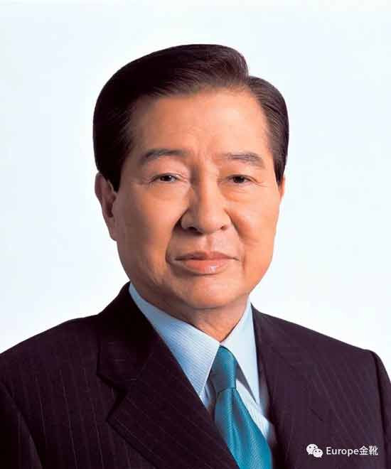 不是群众放弃了春晚,而是春晚远离了人民;不是人民亲近了韩流,而是资本控制了舞台。
